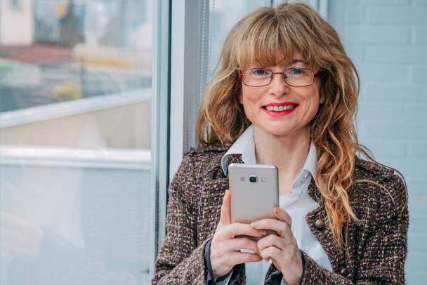 smiling business woman with mobile phone - Zdjęcie, obraz