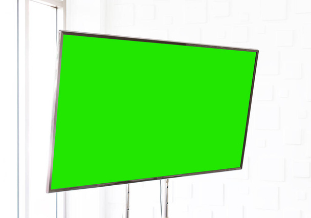 Écran de télévision vierge avec clé chromatique verte pour la maquette de l'écran d'affichage et le modèle. - Photo, image