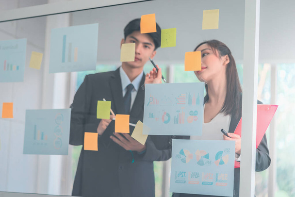 Dois empresários asiáticos, masculino e feminino é brainstorming e coaching em reunião de escritório. - Foto, Imagem