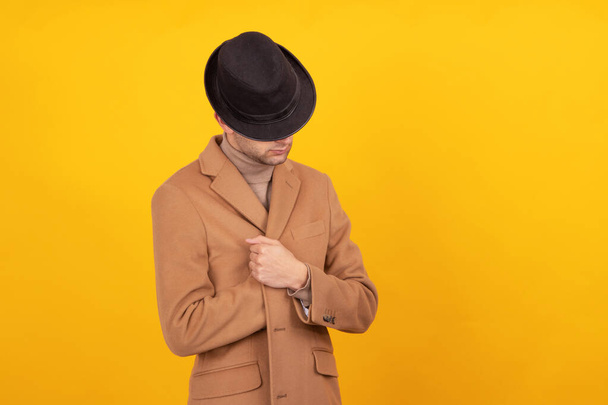 изолированный человек в теплой одежде и шляпе - Фото, изображение