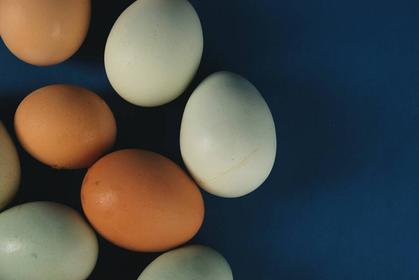Mavi arka planda tavuk yumurtaları, üst manzara - Fotoğraf, Görsel