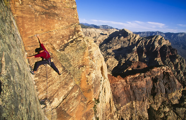 klimmer klampt zich vast aan een klif. - Foto, afbeelding
