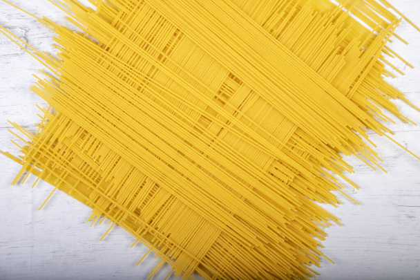 špagety na šedé dřevěné desce - Fotografie, Obrázek