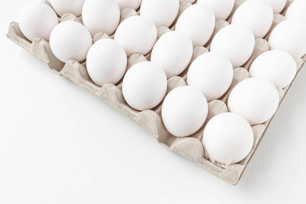 Frische rohe 30 Packungen große Eier weiße Eier in Karton. Konsumdenken, Konzept der Eierproduktion - Foto, Bild