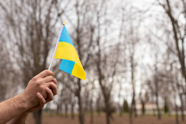 bandera azul amarilla de Ucrania en las manos. espacio libre para texto - Foto, Imagen