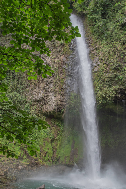 Wodospad La Fortuna. Więcej deszczu, ale więcej zielonej roślinności w porze deszczowej na Kostaryce. To raj dla miłośników przyrody. - Zdjęcie, obraz