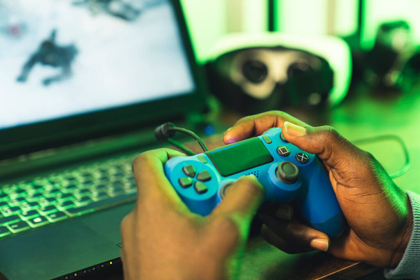 Mavi oyun platformunun joystick 'ini tutan eller - yakın çekim - Fotoğraf, Görsel