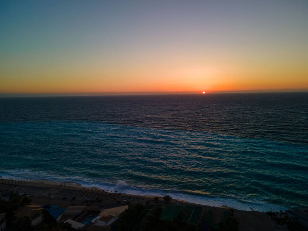 イオニア海の上の夕日レフカダ島のビーチギリシャ - 写真・画像
