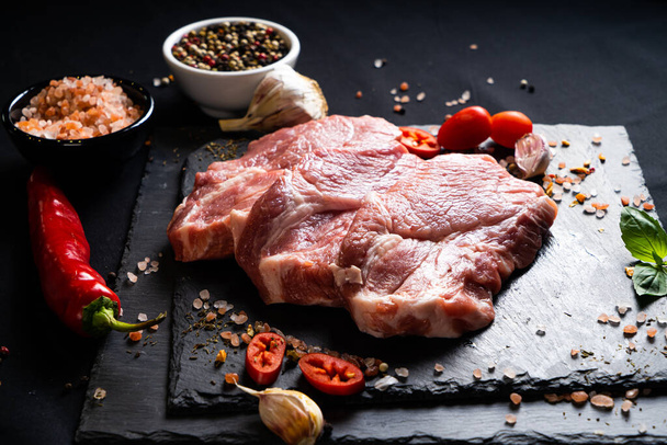 Steak syrové maso s kořením a tmavým pozadím - Fotografie, Obrázek