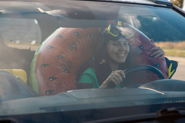 viaje en coche de mar mujer sonriente conductor en coche lleno de cosas de vacaciones espacio de copia - Foto, Imagen