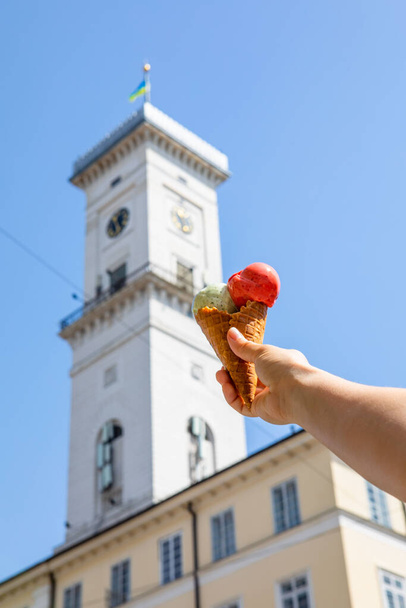 Comer sorvete no dia quente de verão no centro da cidade de Lviv Ucrânia - Foto, Imagem