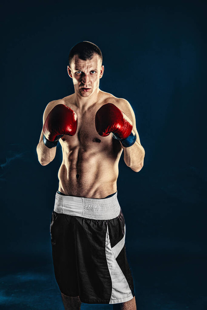 boxeur sportif combattant sur fond noir. Espace de copie. Concept de sport de boxe
 - Photo, image