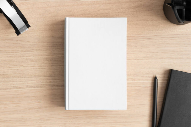 Libro blanco maqueta con accesorios de espacio de trabajo en la mesa de madera. - Foto, Imagen