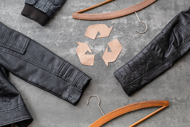 Nachhaltige und recycelte Lederbekleidung. Gebrauchte Oberbekleidung. Hochwertiges Foto - Foto, Bild