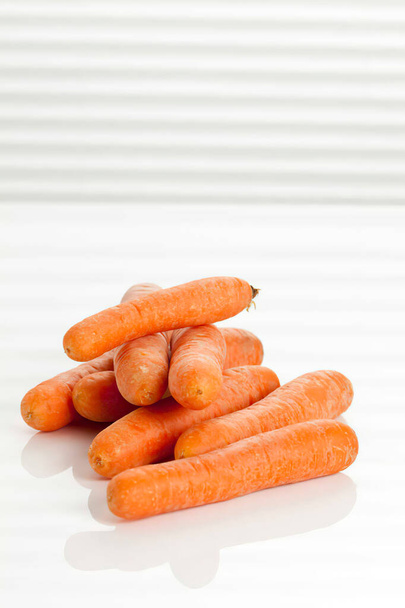 geschälter Karottenstapel auf dem Tisch - Foto, Bild