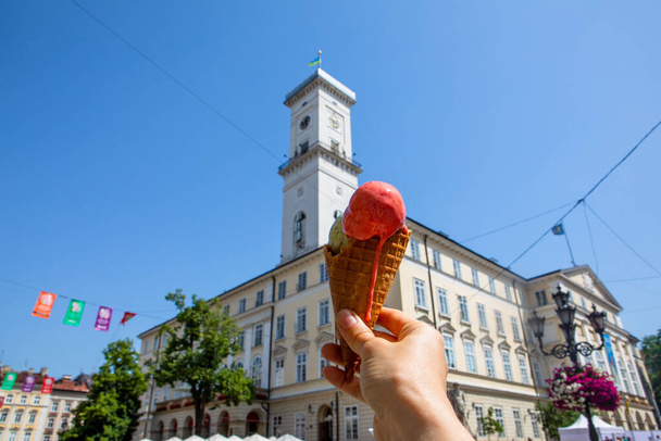 Evés jégkrém forró nyári napon Lviv belvárosában Ukrajna - Fotó, kép