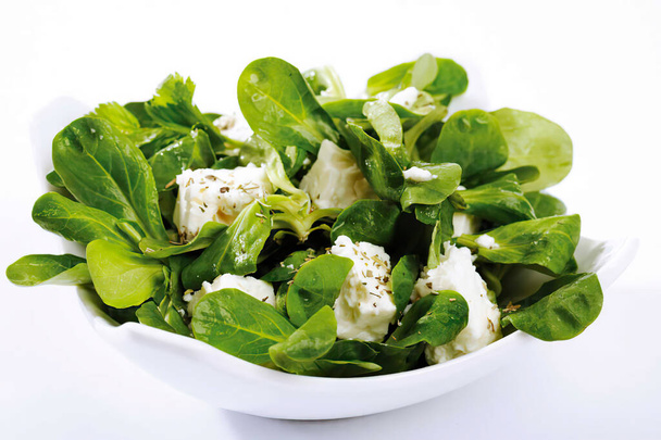 листя салату і білий сир фета в мисці, крупним планом - Фото, зображення