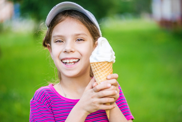 Trochę uśmiechający się dziewczynka gospodarstwa lody - Zdjęcie, obraz