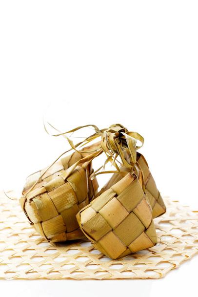 Ketupat або Rice Dumpling, Special Dish Service at Eid Mubarak Ied al Fitr. На білому тлі. Кетупат - це рисове покриття, зроблене з листя кокосової пальми.   - Фото, зображення