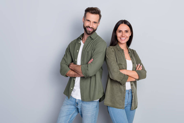 Portrait of attractive successful cheerful couple team folded arms best friends isolated over grey pastel color background - Foto, imagen