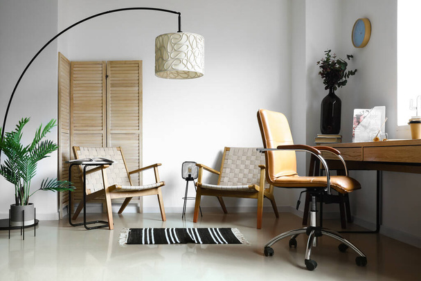 Interior de la sala de luz con sillones, lugar de trabajo y elegante lámpara de pie - Foto, Imagen