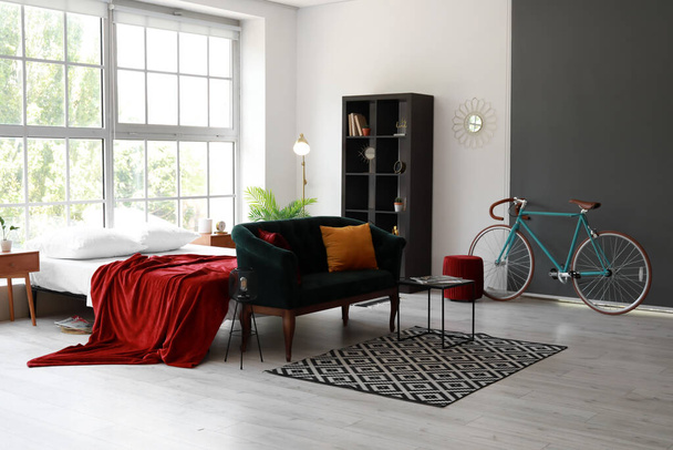 Interior de dormitorio moderno y elegante con bicicleta - Foto, Imagen