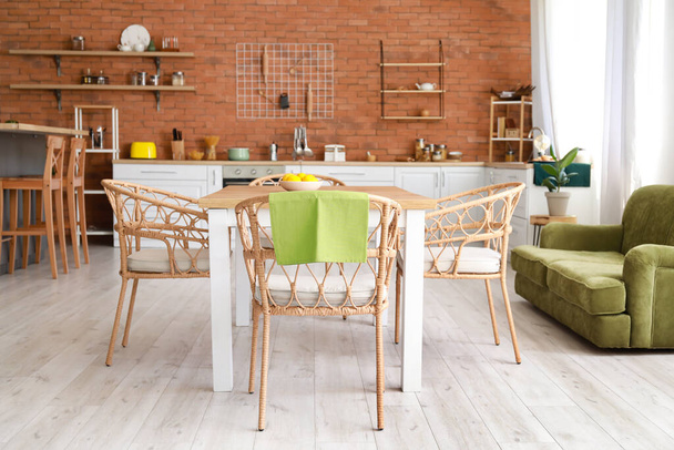 Elegante interior de cocina con mesa de comedor y sillas - Foto, Imagen