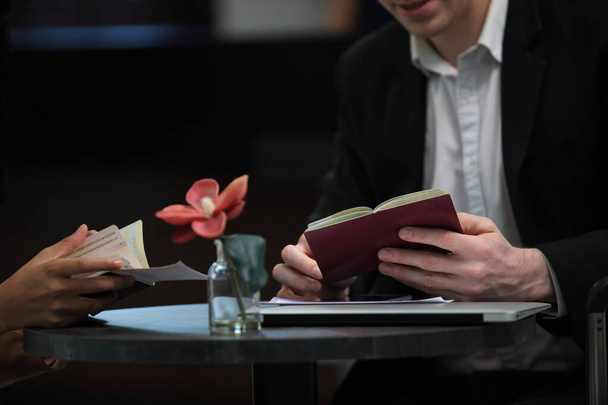 Hombre de negocios revisando un pasaporte de viaje. pasajeros en lounge Aeropuertos internacionales. habitación exclusiva - Foto, imagen
