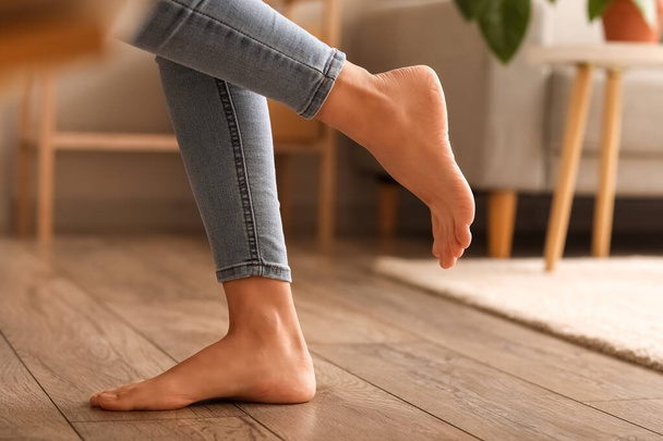 Barevné nohy mladé ženy doma, detailní záběr - Fotografie, Obrázek
