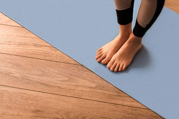gołe stopy sportowe młoda kobieta w domu, zbliżenie - Zdjęcie, obraz