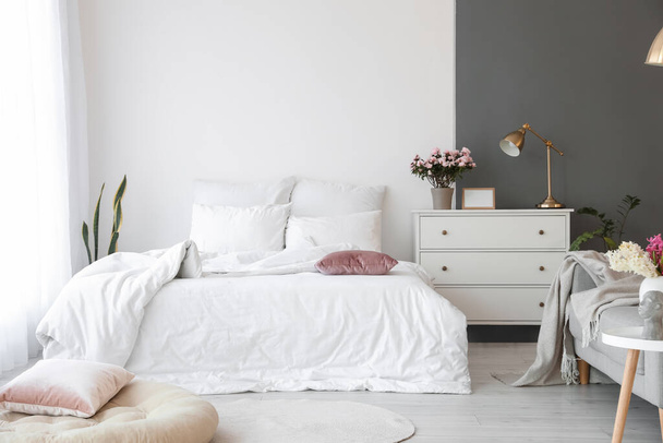 Cómoda cama, cómoda y sofá en el elegante interior de la habitación - Foto, imagen