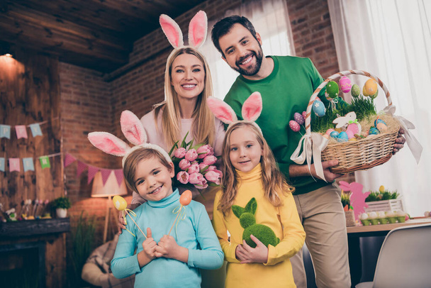 Foto de familia positiva completa celebrar huevos de Pascua cesta tulipanes frescos ambiente festivo en el interior - Foto, Imagen