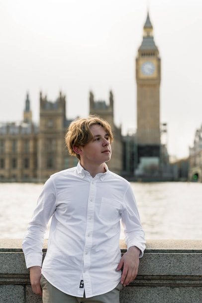 Boy in London  stands on the riverside, London parliament on the - Valokuva, kuva