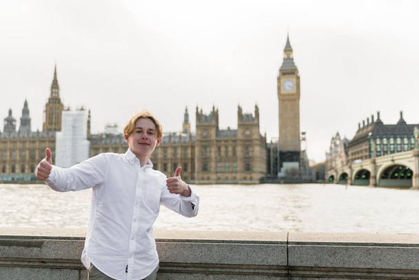student in London  stands on the riverside, London parliament on - Valokuva, kuva