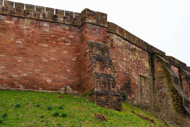 曇った春の朝にカーライル城の外壁。イギリスのカーライル. - 写真・画像