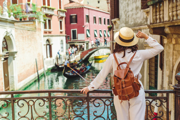 νέος όμορφος/η γυναίκα ταξιδιώτης στέκεται στη Βενετία γέφυρα cross κανάλι, στο νερό - Φωτογραφία, εικόνα