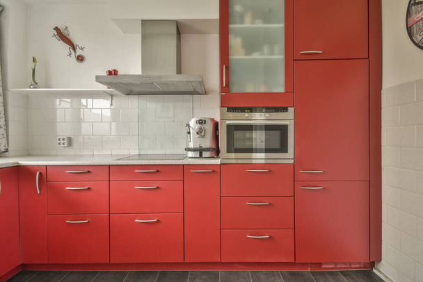 Pequena cozinha com mobiliário vermelho - Foto, Imagem