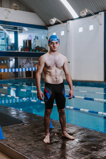 atleta nadador joven hispano con gorra en un entrenamiento de natación en la piscina en México América Latina - Foto, imagen