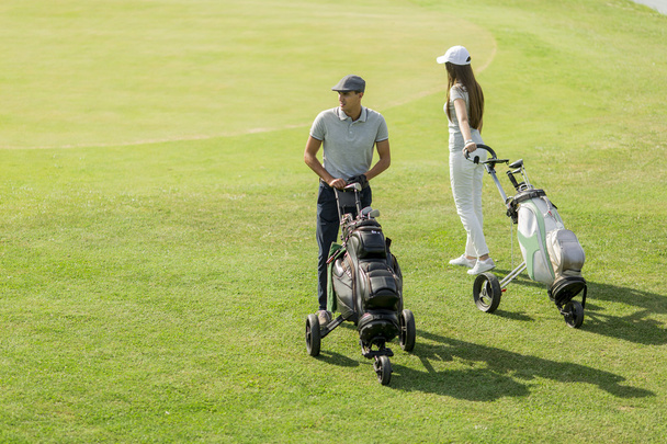 Пара, играющая в гольф
 - Фото, изображение