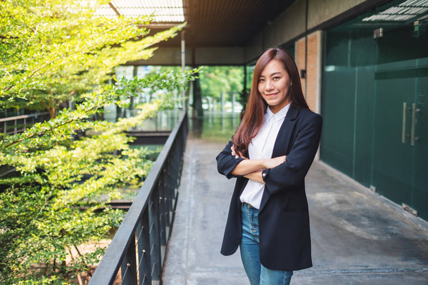 Retrato imagen de una exitosa mujer de negocios asiática de pie en la oficina - Foto, imagen