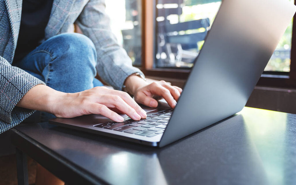Zbliżenie obraz businesswoman pracy i pisania na klawiaturze komputera laptopa - Zdjęcie, obraz