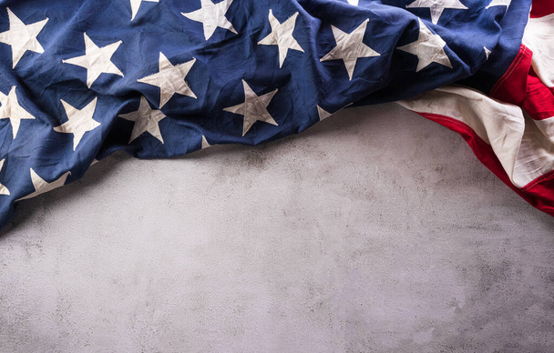 Happy Memorial Day, Onafhankelijkheidsdag concept gemaakt van Amerikaanse vlag op donkere stenen achtergrond. - Foto, afbeelding