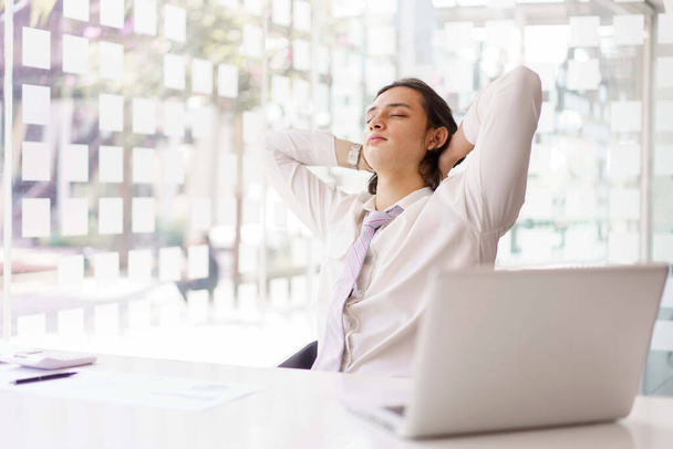 Conceito de negócio, Empresário está sentado com os olhos fechados e relaxa no escritório depois de trabalhar duro. - Foto, Imagem
