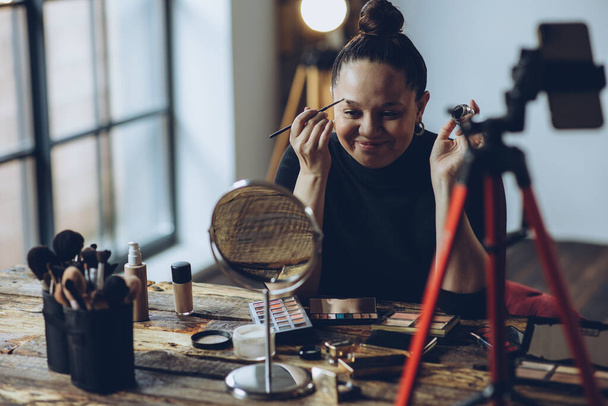 Женщина делает макияж жить. - Фото, изображение