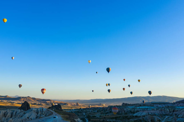 Globos en el fondo de un cielo azul sin nubes. Globos en el cielo en Capadocia en Turquía. Textura un montón de pequeñas bolas de aire volando en el cielo - Foto, imagen