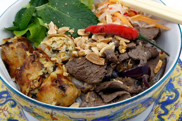Cucina asiatica. Cucina vietnamita. Ciotola di manzo Bo panino con insalata, manzo ed erbe fresche. - Foto, immagini
