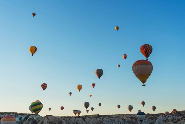 Balões no fundo de um céu azul sem nuvens. Balões no céu na Capadócia, na Turquia. Textura um monte de pequenas bolas de ar voando no céu - Foto, Imagem