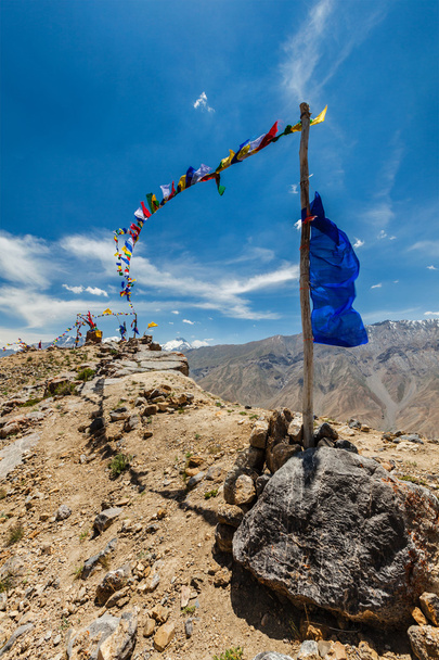 Buddhistické modlitební vlajky lungta v údolí problém s parkováním. - Fotografie, Obrázek