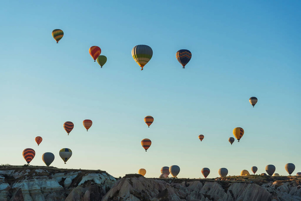 Globos en el fondo de un cielo azul sin nubes. Globos en el cielo en Capadocia en Turquía. Textura un montón de pequeñas bolas de aire volando en el cielo - Foto, imagen