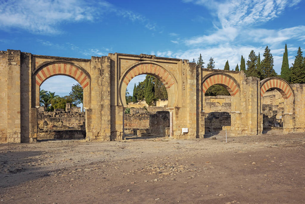 Cordoba 'nın hemen dışındaki bir arkeolojik bölge olan Medina Azahara' daki büyük doğu portico manzarası. - Fotoğraf, Görsel